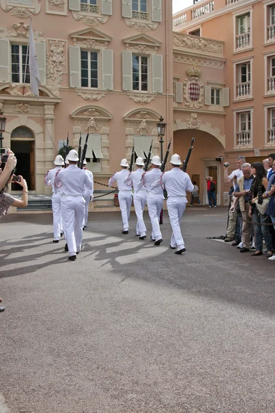 Principado de Mónaco, 12 de octubre de 2012. Los turistas observan un cambio en la guardia de honor del palacio Príncipe — Foto de Stock