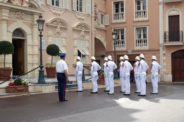 Principality of Monaco, 12 October 2012 . Tourists observe a change in the palace guard of honor Prince — Stock Photo, Image