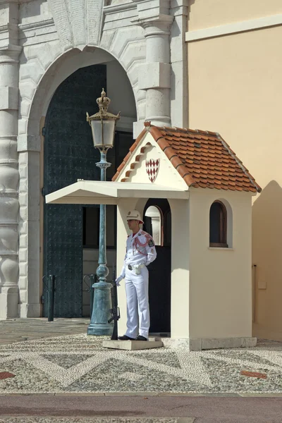 Principado de Mónaco, 12 de octubre de 2012. Guardia de honor en la entrada del palacio del Príncipe — Foto de Stock