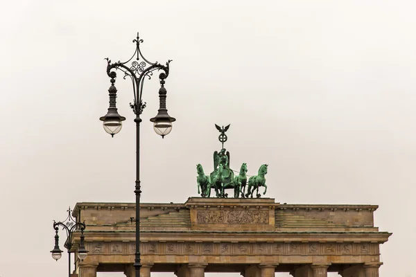 Jerman, Berlin. Gerbang Brandenburg di musim dingin yang mendung. Rincian arsitektur . — Stok Foto