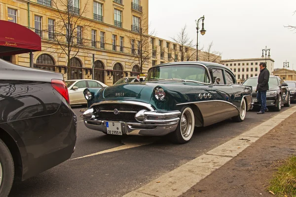 Alemania, Berlín, 17 de febrero de 2013. Coches esperando a los pasajeros en el Unter den Linden — Foto de Stock