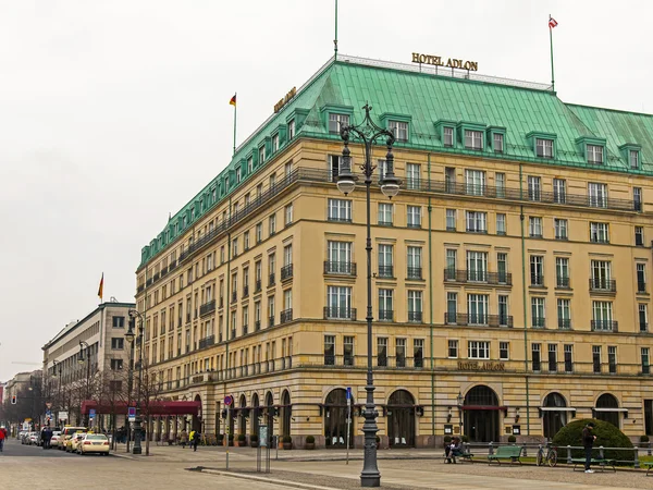 Γερμανία, Βερολίνο, 17 Φεβρουαρίου 2013. Hotel adlon, που άνοιξαν το 1907 στην περιοχή του Παρισιού, το ένα από τα ιστορικά μνημεία της πόλης — Φωτογραφία Αρχείου