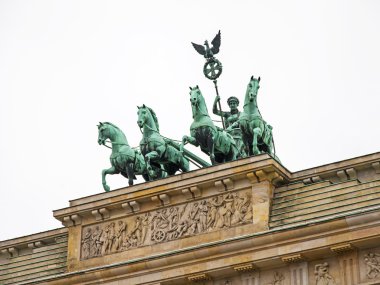 Almanya, berlin. bir bulutlu kış gününde Brandenburg Kapısı. Mimari Detaylar.