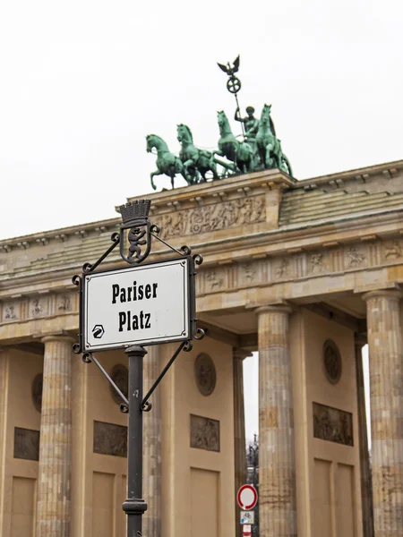 Alemania, Berlín. Puerta de Brandeburgo en un día nublado de invierno. Detalles arquitectónicos . — Foto de Stock