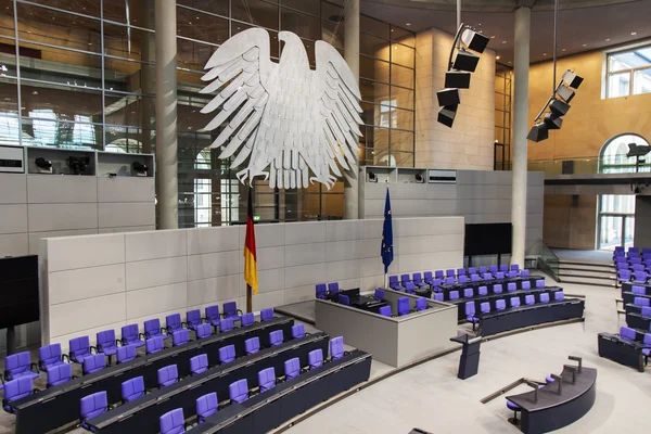 Alemania, Berlín, 17 de febrero de 2013. Disponible durante una aparición pública en la sala de reuniones de la gira del Parlamento alemán, el Bundestag — Foto de Stock