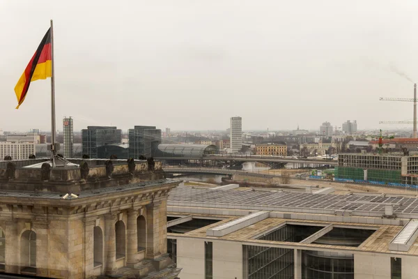 Německo, Berlín. typický městský pohled na zamračený den — Stock fotografie