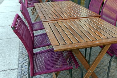 Berlin, tipide kış ayının son günü. karla kaplı açık kafe masaları