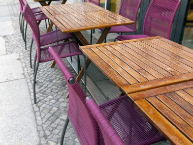 Berlin, tipide kış ayının son günü. karla kaplı açık kafe masaları
