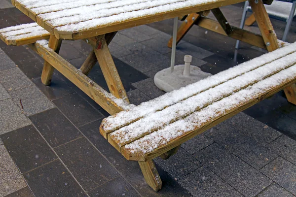 Berlin, en snöstorm i de sista dagarna i vinter. uteservering tabeller, täckt med snö — Stockfoto