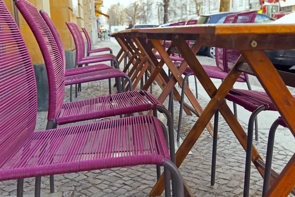 ベルリンの冬の日の最後のブリザード。雪で覆われた屋外カフェ テーブル — ストック写真