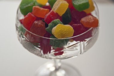 farklı renklerin çeşitli şekerlenmiş meyve