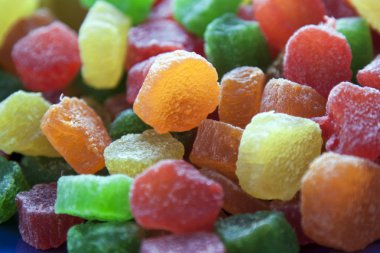 farklı renklerin çeşitli şekerlenmiş meyve