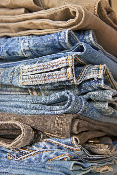 Stapel Jeans in verschiedenen Farbtönen — Stockfoto