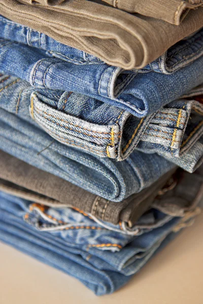 Stapel van jeans in verschillende tinten — Stockfoto