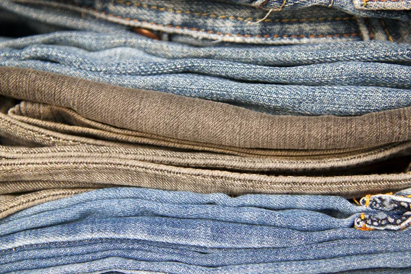 Stapel van jeans in verschillende tinten — Stockfoto