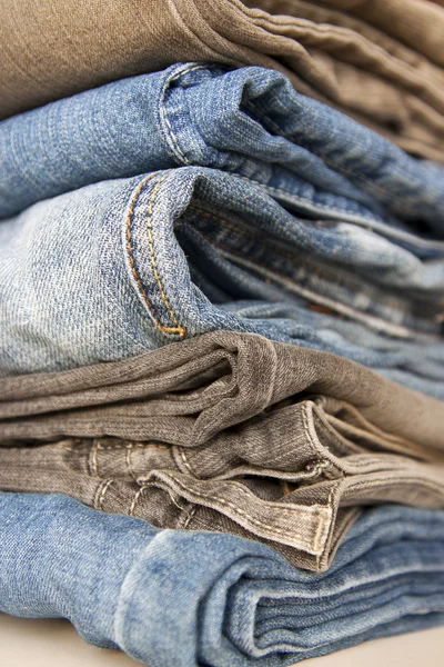 Pila di jeans in varie ombre — Foto Stock