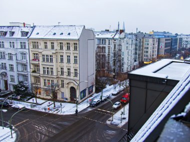 Almanya, berlin. bulutlu bir günde tipik kentsel görünümü