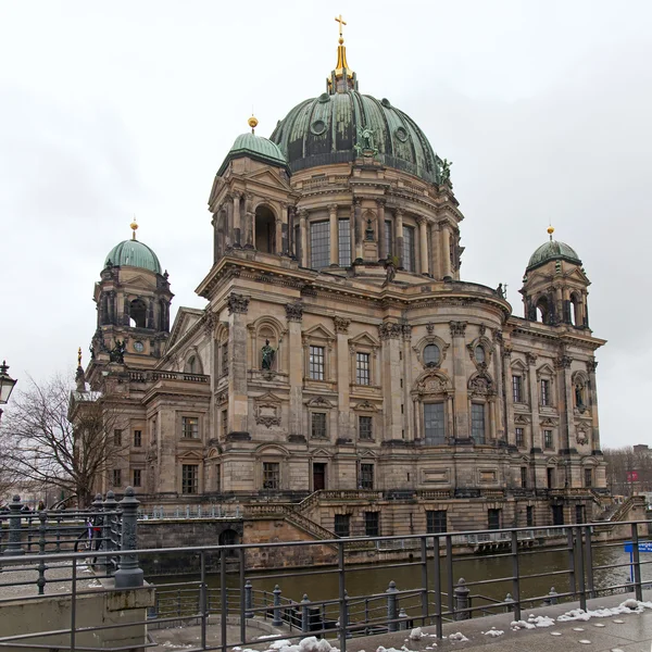 Německo, Berlín, 20 února 2013. pohled na berlínské katedrály v oblačných zimních den — Stock fotografie