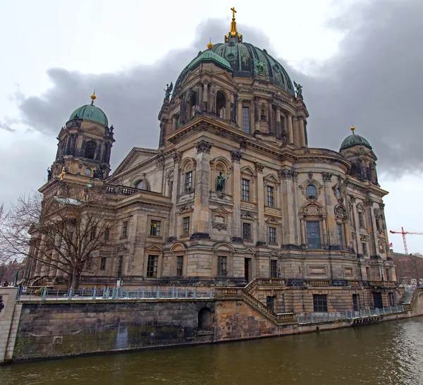 Niemcy, berlin, 20 lutego 2013 roku. Widok katedry berlińskiej w dzień pochmurny zimowy — Zdjęcie stockowe