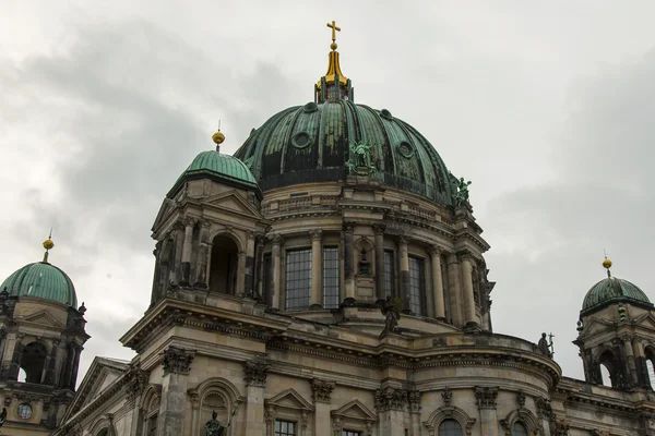 Allemagne, Berlin. Vue sur la cathédrale de Berlin. Détails architecturaux . — Photo