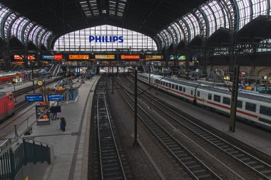Hamburg, Almanya, 19 Şubat 2013. görünümü ana tren istasyonu platformu