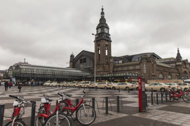 Hamburg, Almanya, ana tren istasyonu'na ve istasyona bulutlu kış günü kare