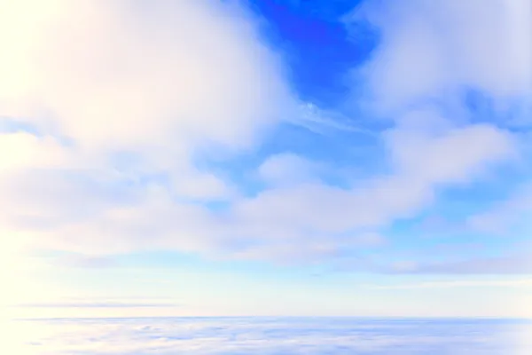 Vista dal finestrino di un aeroplano su una densa nuvola bianca — Foto Stock