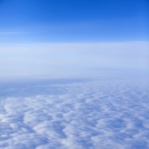 Blick aus dem Flugzeugfenster auf weiße dichte Wolken — Stockfoto