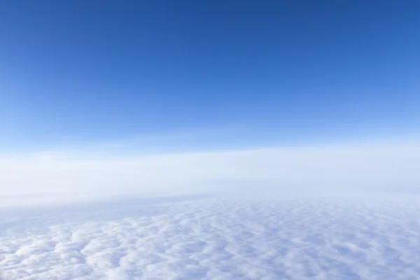 Visa från fönstret flygplan på en vit täta moln — Stockfoto