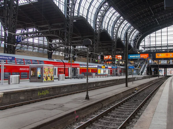 Hamburg, Germany, February 19, 2013. Вид на платформу главного железнодорожного вокзала — стоковое фото