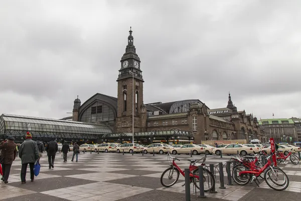 Hamburg, Duitsland, weergave van het centraal station en het station vierkant bewolkt winterdag — Stockfoto