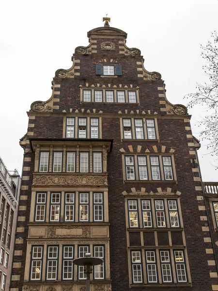 Hamburg, Deutschland. architektonische Details der Fassaden von Gebäuden in der historischen Stadt. Art bewölkter Wintertag — Stockfoto