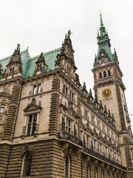 Hamburg, Deutschland, architektonische Details des Rathauses, Blick auf einen bewölkten Wintertag — Stockfoto