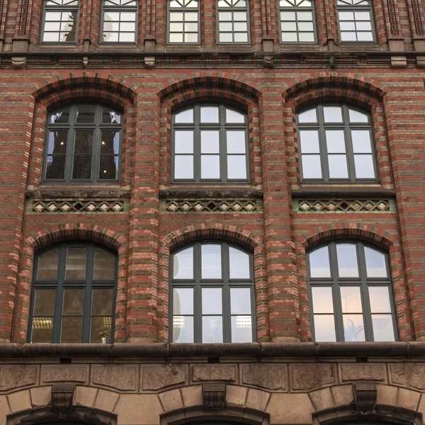 Hamburg, Deutschland. architektonische Details der Fassaden von Gebäuden in der historischen Stadt. Art bewölkter Wintertag — Stockfoto