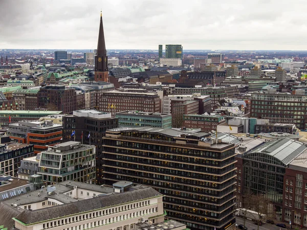 Hamburg, Německo, 19 února 2013. pohled na město od 132 metrů vysoká věž kostela svatého Michala — Stock fotografie