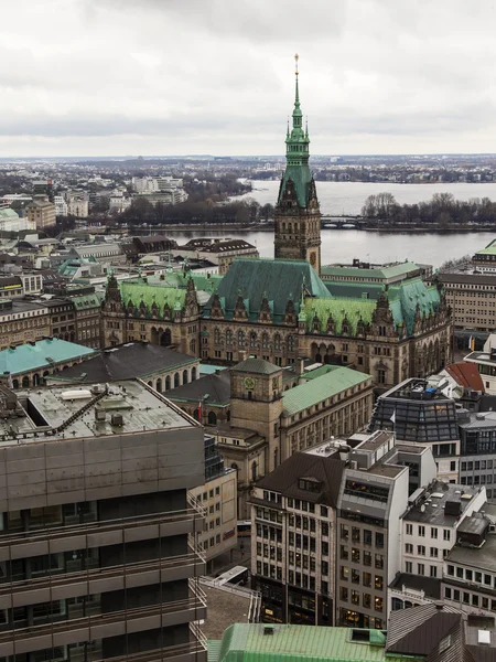 2013 年 2 月 19 日德国，汉堡。从圣米迦勒教堂的 132 米塔城市风景 — 图库照片