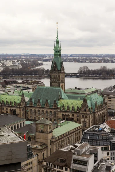 Hamburg, deutschland, 19. Februar 2013. Blick auf die Stadt vom 132m hohen Turm der Kirche St. Michael — Stockfoto