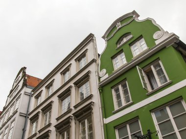 Hamburg, Almanya. şehrin tarihi binalarda cepheler mimari detay. Bulutlu kış gün