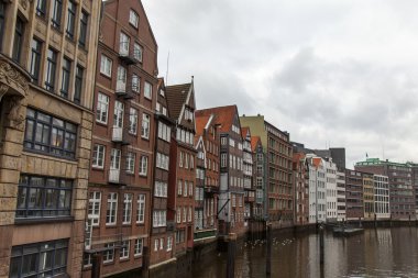 Hamburg, Németország, február 19-én, 2013. Nézd a régi házak, az alster folyó csatorna partján, felhős téli napokonHamburg, Almanya, 19 Şubat 2013. bir bulutlu kış gününde alster nehir kanal kıyısındaki eski evlerin görünümü.