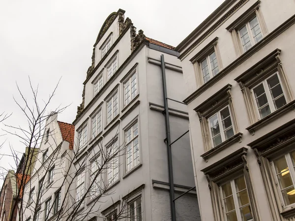 Hamburg, Německo. architektonický detail fasády budov v historickém městě. druh zimní zatažené den — Stock fotografie