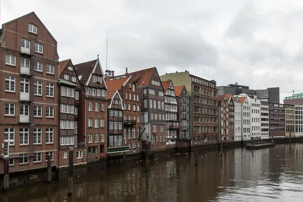 Hamburg, Niemcy, zm. 19 lutego 2013 roku. Widok starych domów nad brzegiem rzeki alster i kanały na dzień pochmurny zimowy. — Zdjęcie stockowe