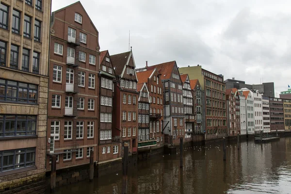 Hamburgo, Alemania, 19 de febrero de 2013. Vista de las antiguas casas a orillas del río Alster en un día nublado de invierno . —  Fotos de Stock