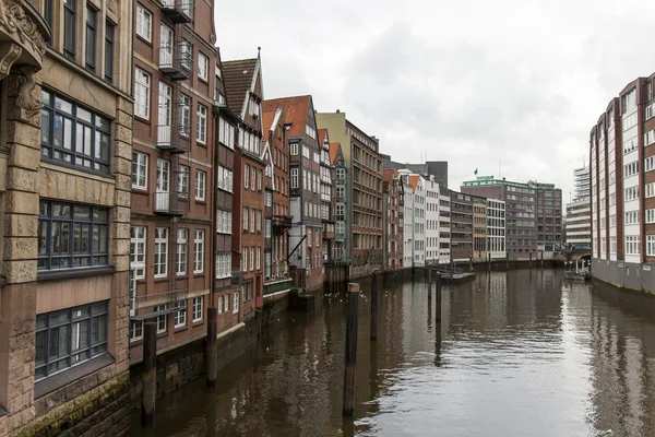 Hamburg, Niemcy, zm. 19 lutego 2013 roku. Widok starych domów nad brzegiem rzeki alster i kanały na dzień pochmurny zimowy. — Zdjęcie stockowe