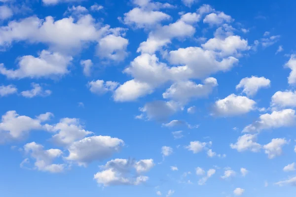 푸른 하늘에 있는 밝은 흰 구름 — 스톡 사진