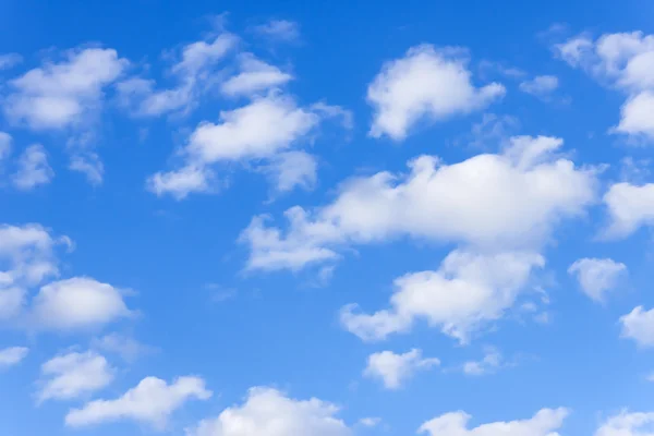 Lichtwitte wolken in de blauwe lucht — Stockfoto