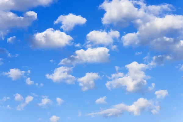 Nubes blancas claras en el cielo azul — Foto de Stock