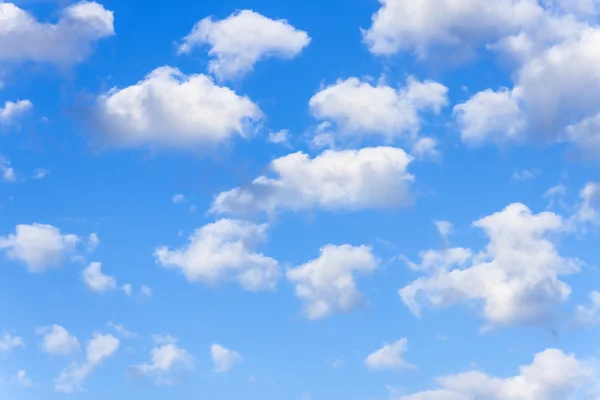 Lichtwitte wolken in de blauwe lucht — Stockfoto