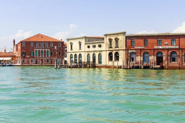 Italien, Venedig 21. Juni 2012. Blick auf die Küste der Insel Murano in der venezianischen Lagune. — Stockfoto