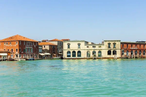 Itália, Veneza 21 de junho de 2012. Vista da costa da ilha de Murano na lagoa veneziana . — Fotografia de Stock