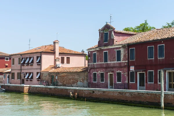 Italia, Venecia 21 de junio de 2012. Vista de la costa de la isla de Murano en la laguna veneciana . — Foto de Stock
